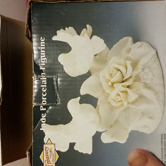 Jade Porcelain Figurine - Picture 10 of 10